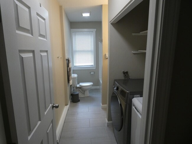 Building Photo - 2 Main St