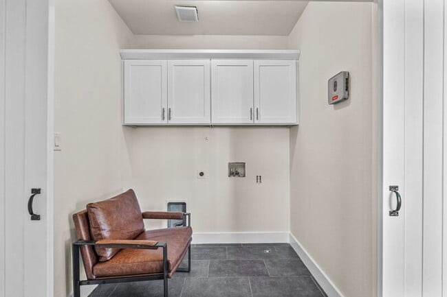 Building Photo - 600 Melba St