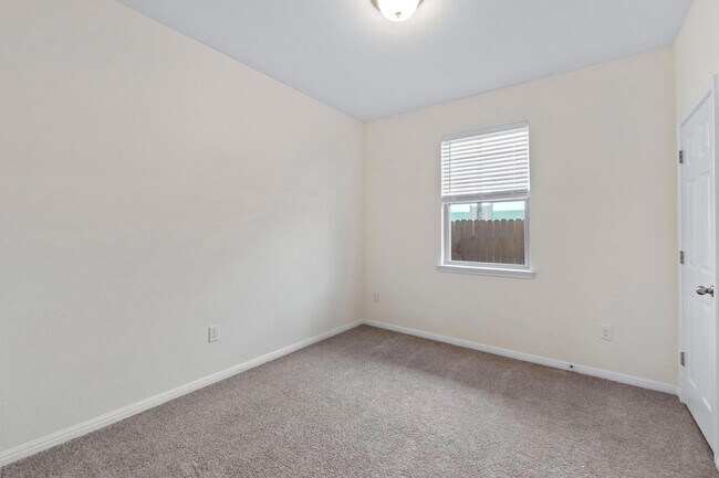 Building Photo - 405 Little Draw Ln