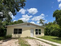 Building Photo - HUGE 3BR/1BA Dade City Home w/Large Bedroo...