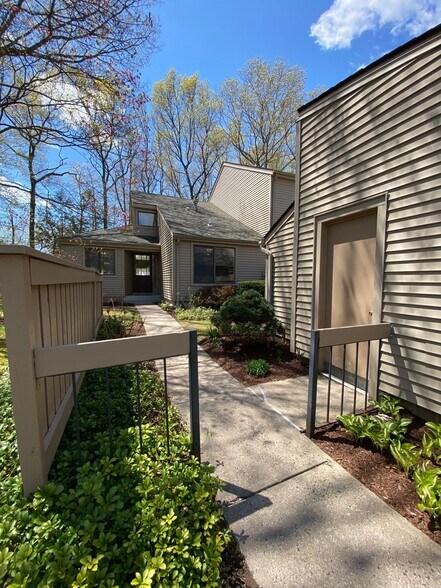 Building Photo - 40 Farmington Chase Cres