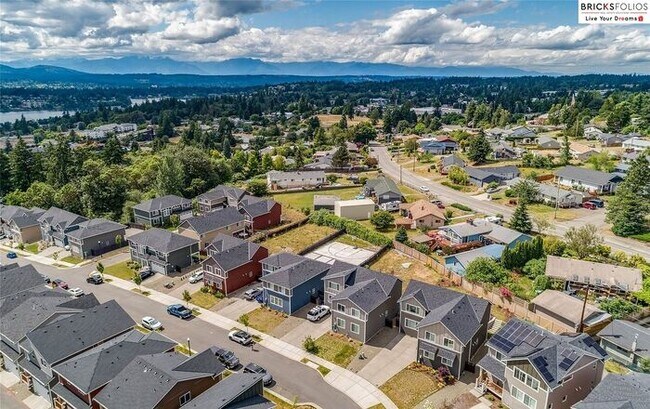 Building Photo - Banyan Grove, Bremerton: Charming 4-Bedroo...