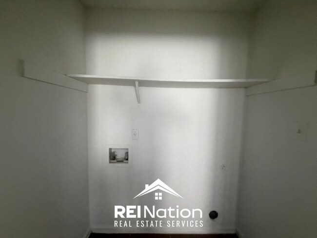 Building Photo - MEMPHIS CHARMER! | Vaulted Ceilings & Hardwood Floors | 3 Bed / 2 Bath & 2-Car Garage