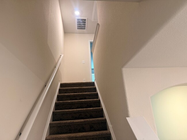 Building Photo - Beautiful townhome minutes from uptown