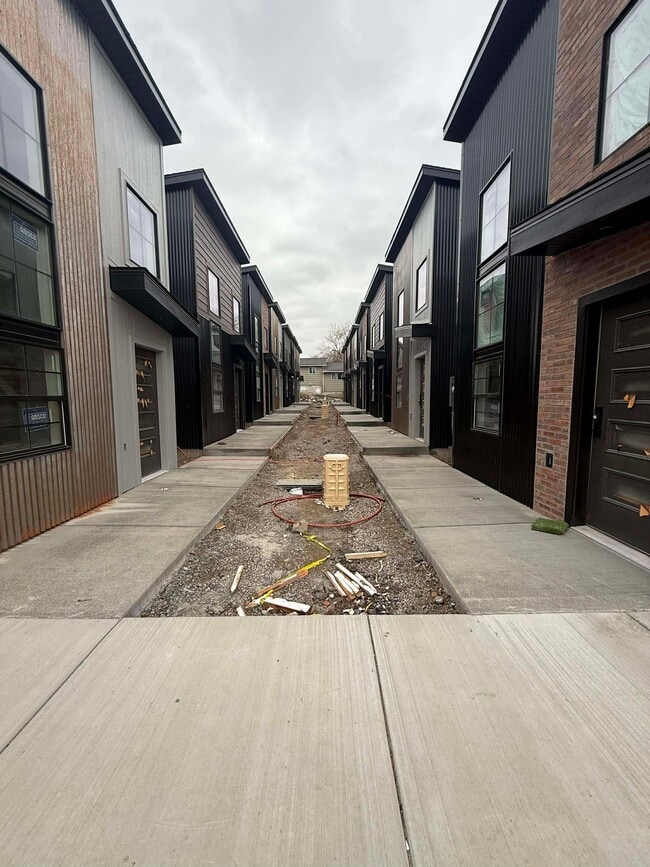 Building Photo - Steel Hollow Cottage Community