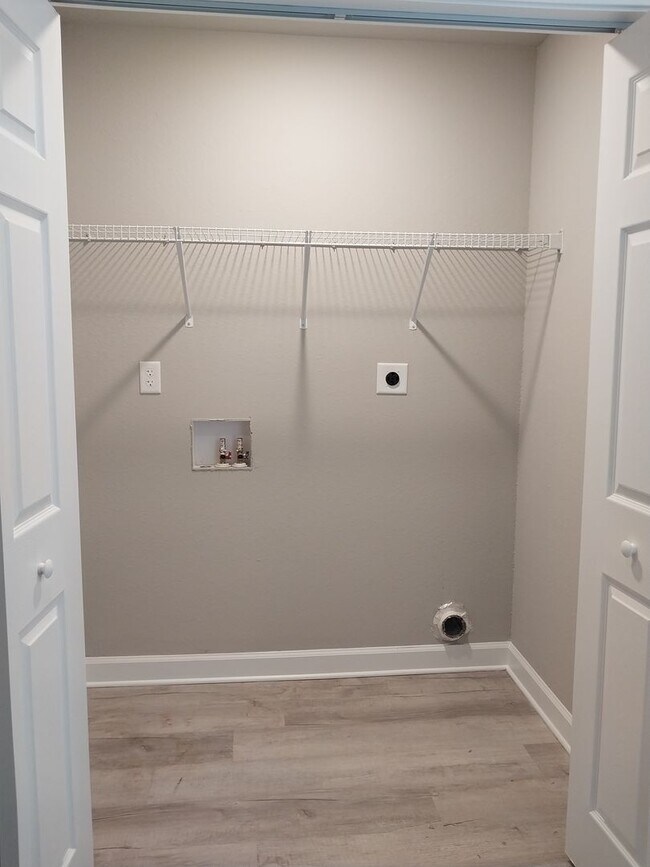 Building Photo - Gorgeous 3 Bedroom 2.5 Bath Townhome