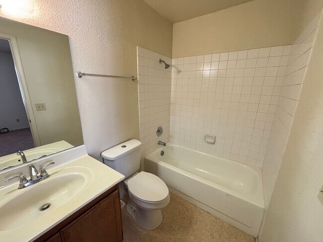 Building Photo - Gorgeous 2BED/2BATH Condo nestled in a Roc...