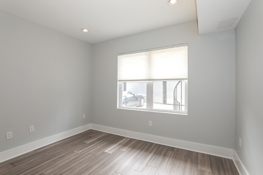 Building Photo - 1225 Raum St NE