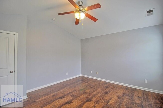 Building Photo - 207 Bender St