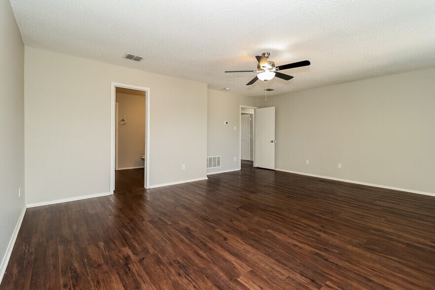 Building Photo - 8737 Hunters Point Way