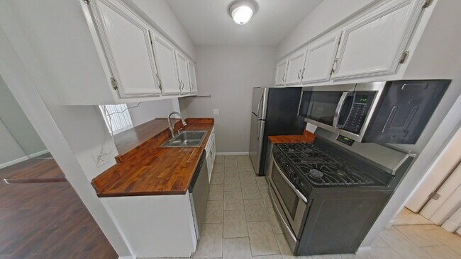 Building Photo - 8445 Hickory Dr