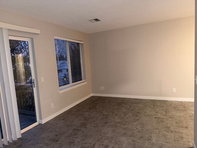 Building Photo - 1073 NE Hidden Valley Dr