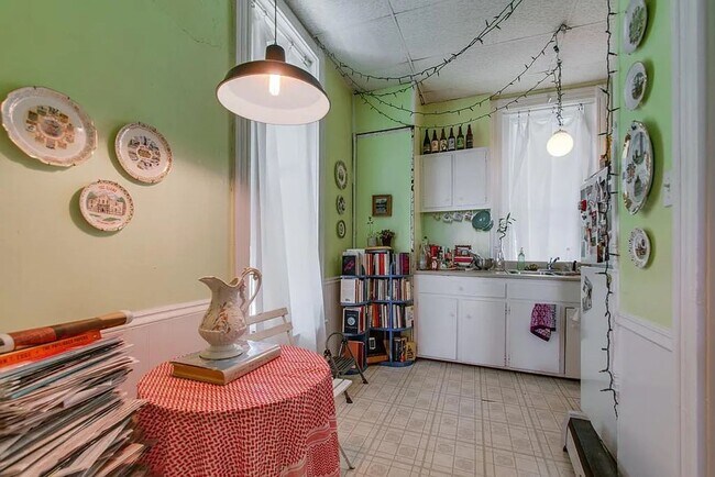 Building Photo - Charming 1 Bedroom/ 1 Bath Apartment walka...
