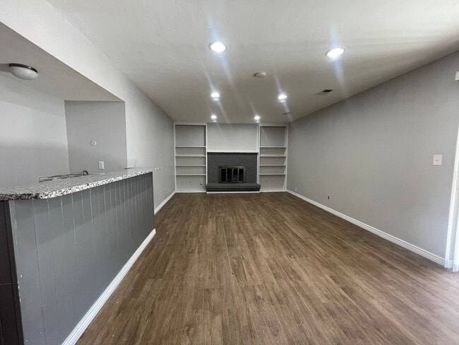 Building Photo - $0 DEPOSIT OPTION. TRI-LEVEL AURORA HOME WITH MODERN AMENITIES AND SPACIOUS INTERIORS