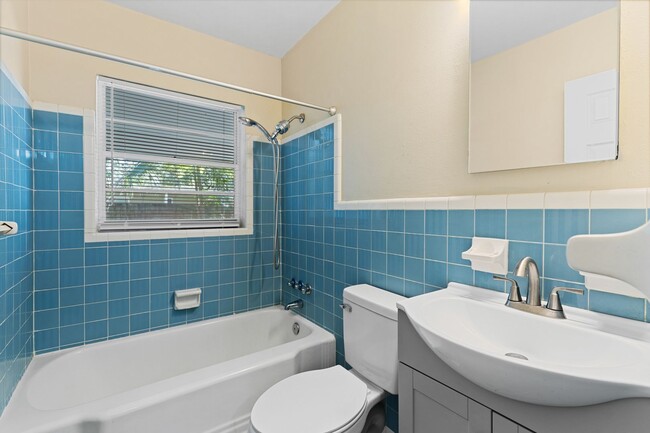 Building Photo - Remodeled 2 bedroom 1 bath duplex located ...