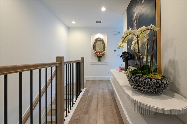 Building Photo - 5233 Darling St