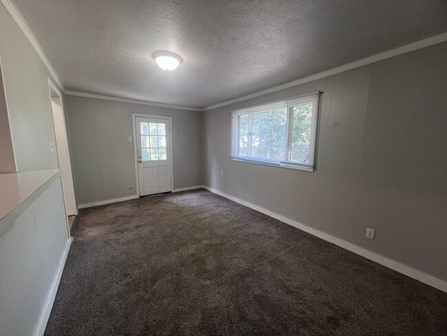 Building Photo - Three Bedroom Single Family Located Near D...