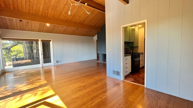 Building Photo - Mid-Century homes Rarely Available with Expansive Bay Views