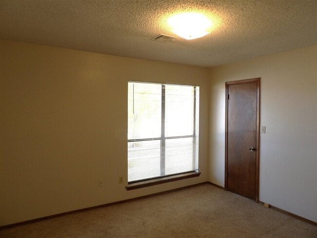 Building Photo - 813 SW Chaucer Dr