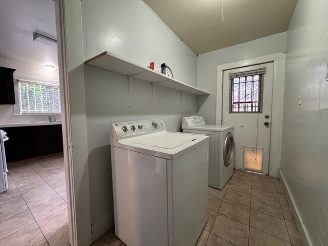 Building Photo - Large centrally located unit with shared yard
