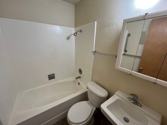 Building Photo - 1 Bed/1 Bath with River Views! Riviera Ridge Apartments