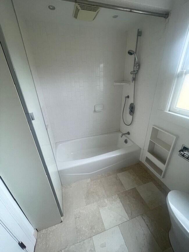 Building Photo - Great House in Oakland! 2 Beds, 1 Bath