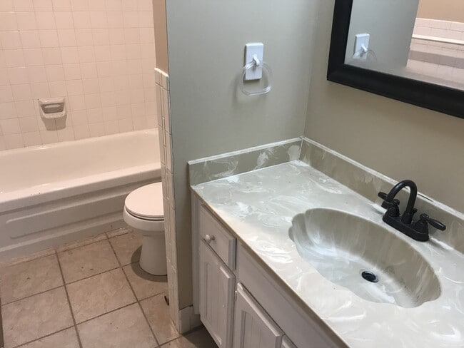 Building Photo - 3 Bedroom 2 Bathroom across from Kickapoo High School $1,495!