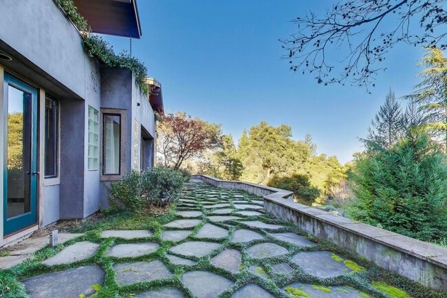 Building Photo - 28 Meadow Rd