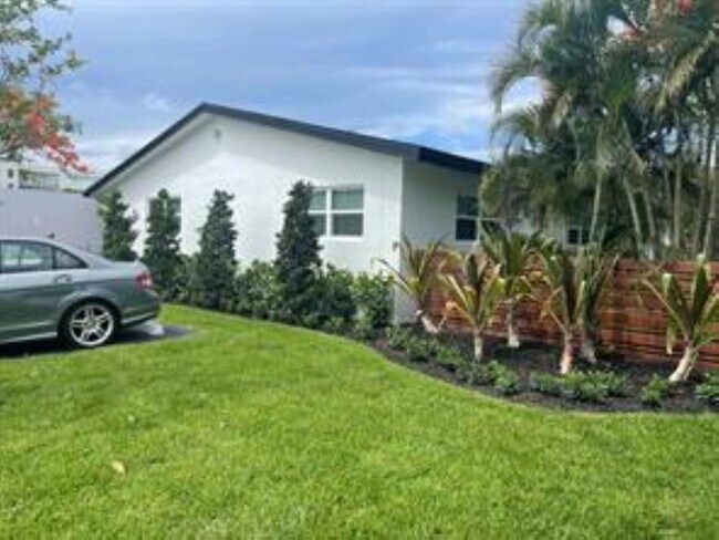 Building Photo - 704 NE 23rd Dr