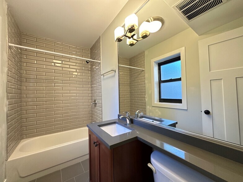 Building Photo - 562 W Arlington Pl