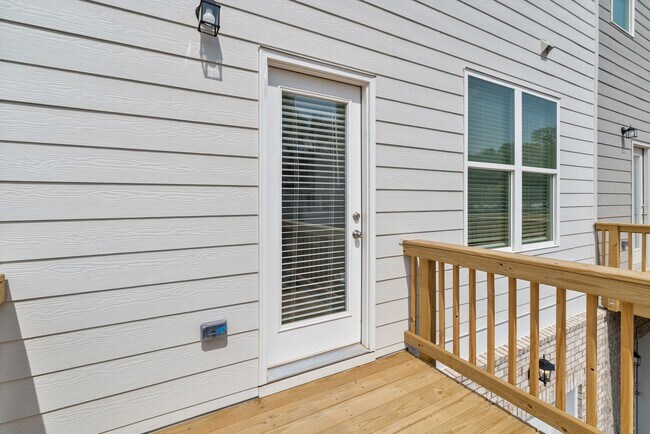 Building Photo - 3 Bedroom Townhome in Atlanta!