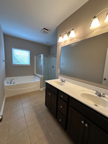 Building Photo - 109 Grayfox Dr