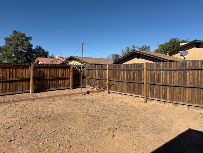 Building Photo - Centrally Located