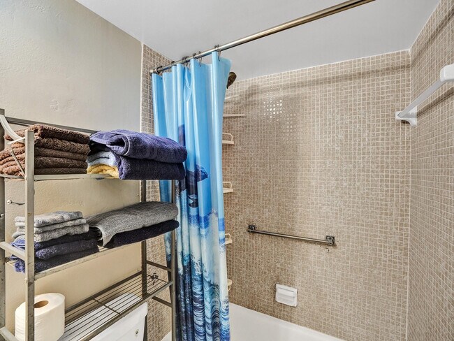 Building Photo - 3014 Cornwall A