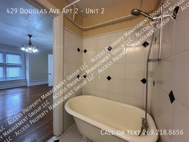 Building Photo - 429 Douglas Ave