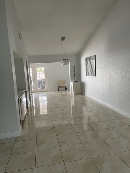 Building Photo - 13909 SW 57th Ln