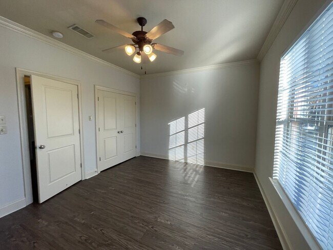 Building Photo - Spacious 3 Bedroom Condo in a Gated Community