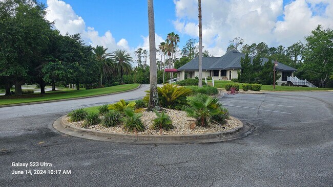 Building Photo - Spacious 4 Bedroom Home in Breakaway Trail...