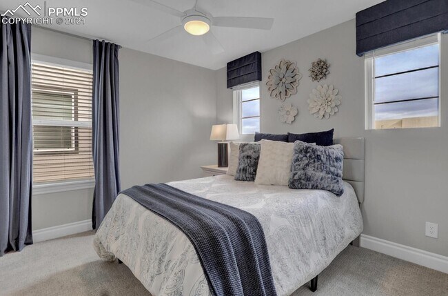 Building Photo - Beautiful and Newer 3 Bedroom Townhome in ...