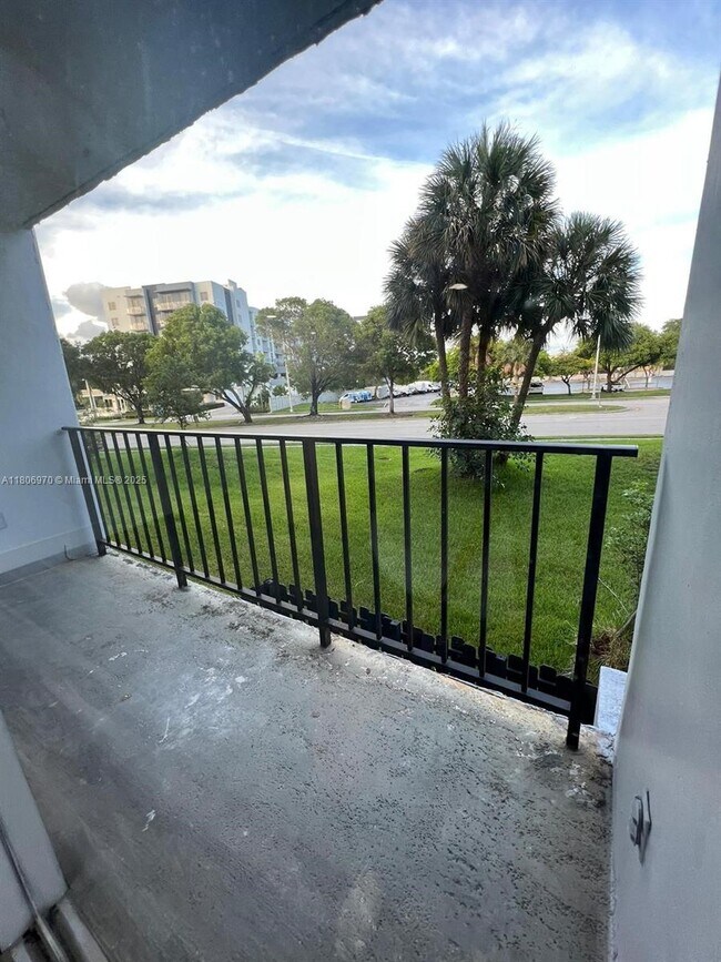 Building Photo - 310 Fontainebleau Blvd