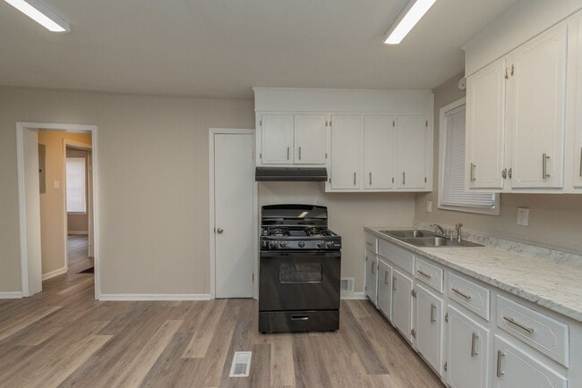 Building Photo - Brick home with a fenced-in yard! Section 8 accepted