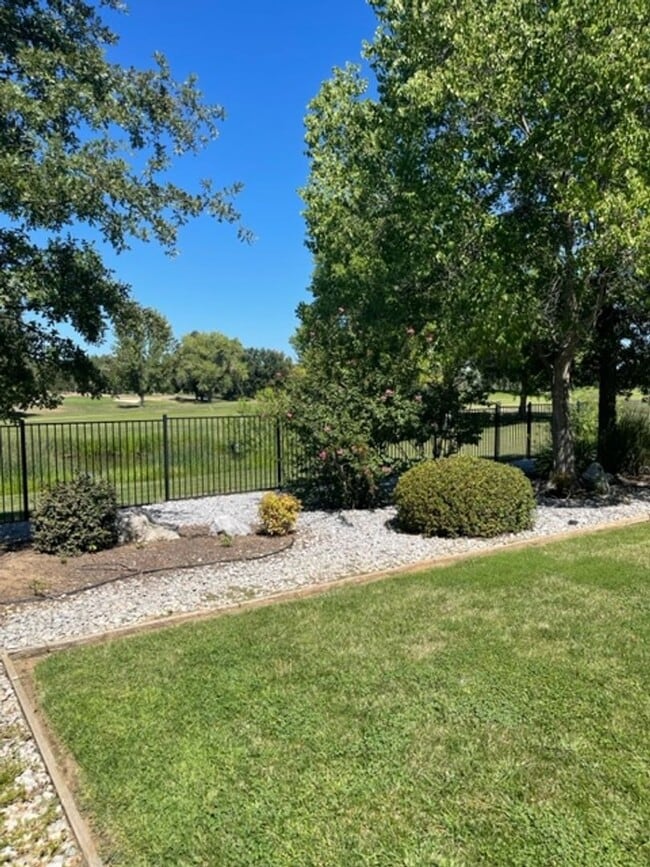 Building Photo - Home on Palo Cedro Golf Course!