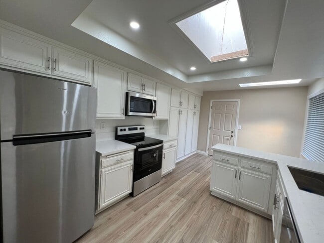 Building Photo - Special MOVE IN rate on Updated 2 bed / 2 bath Capri in Leisure Village