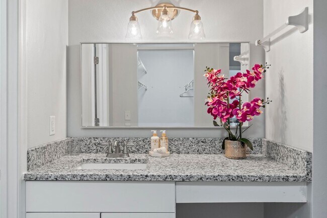 Building Photo - Ready to move in!