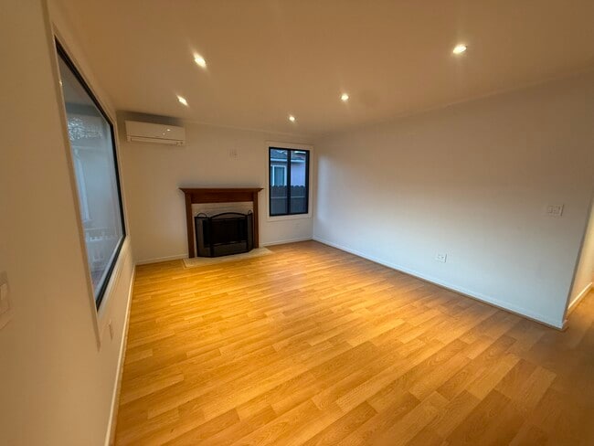 Building Photo - 330 Cuardo Ave