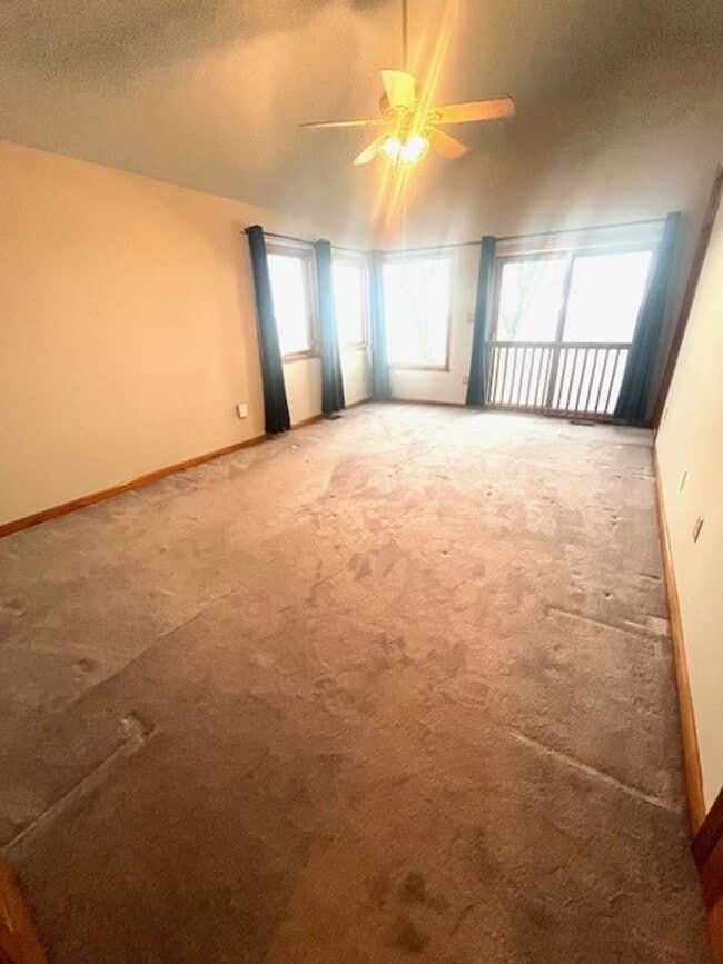 Building Photo - Gorgeous Water Front Home with Beach Access