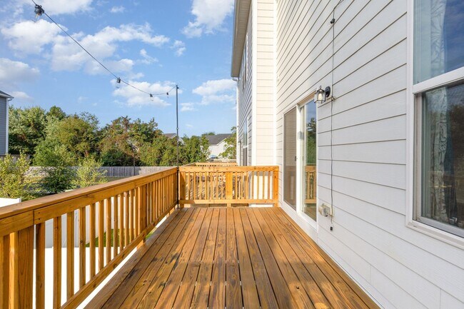 Building Photo - New Price – Move-In Ready 4BR / 4BA Townho...