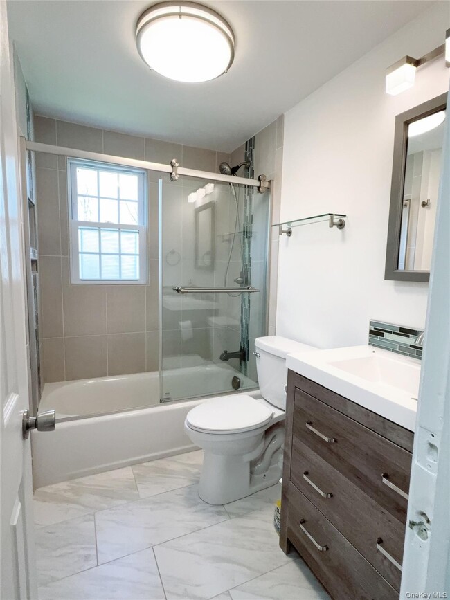 Building Photo - 18 Bayles Ave