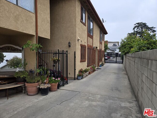 Building Photo - 1233 Tamarind Ave