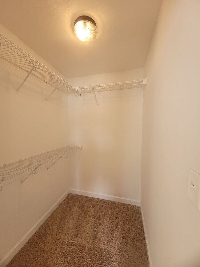 Building Photo - - Majestic 3 Bedroom 2.5 Bath + Bonus Room...